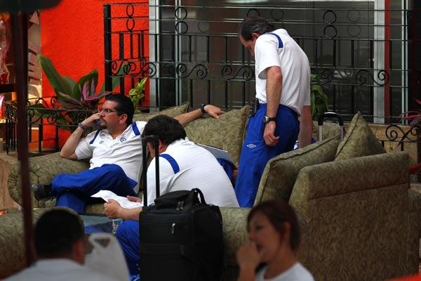 El cuerpo técnico de la Máquina esperaba instrucciones. FOTO: SAÚL MOLINA