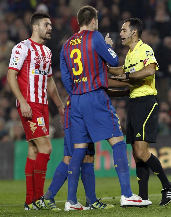 Piqué fue expulsado con roja directa. FOTO: EFE