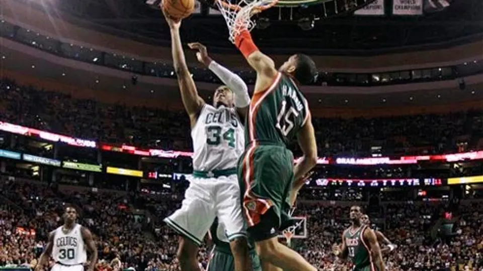 Boston cierra la campaña con victoria al imponerse a Bucks