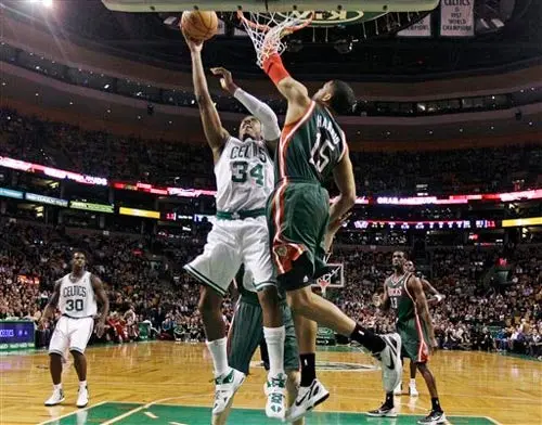 Boston cierra la campaña con victoria al imponerse a Bucks