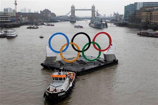 Con un barco sobre el Támesis fue transportada la escultura. FOTO: EFE
