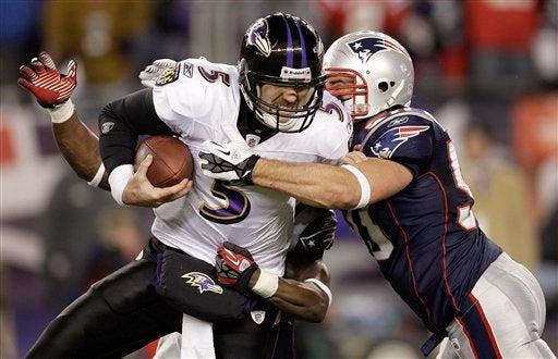 Joe Flacco es tacleado por James Ihedigbo. FOTO: AP