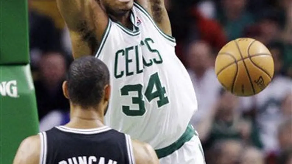 Celtics caen ante Spurs que siguen enrachados