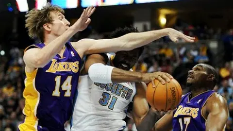 Lakers inicia el año con derrota ante Denver