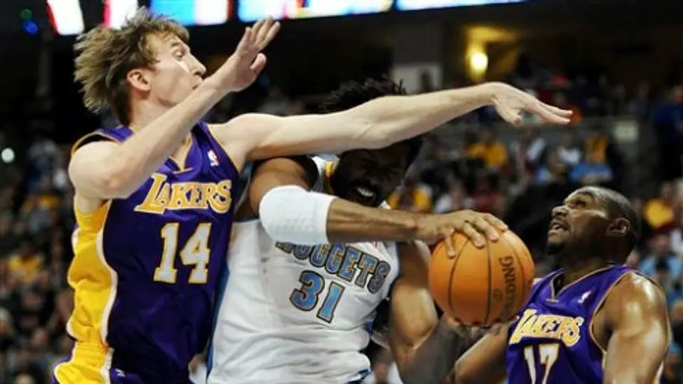 Lakers inicia el año con derrota ante Denver