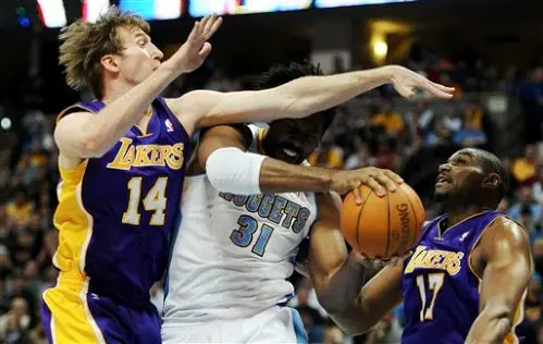 Lakers inicia el año con derrota ante Denver