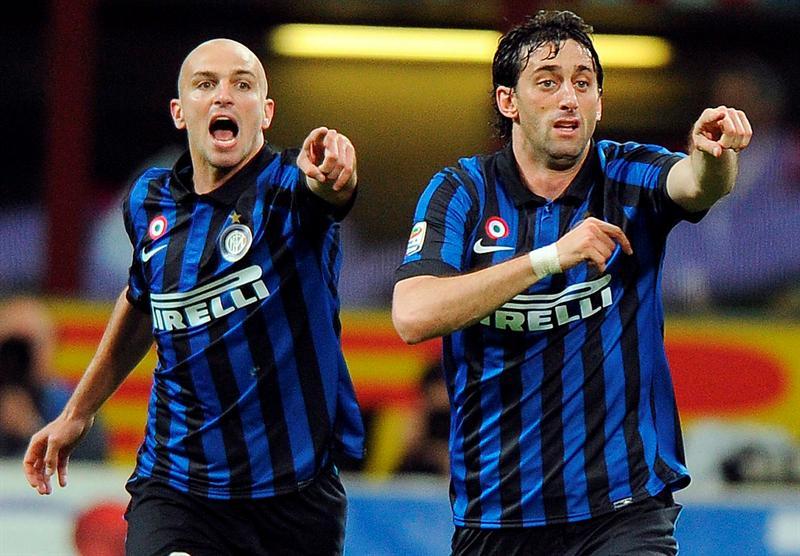 Diego Milito y Esteban Cambiasso celebran gol | EFE