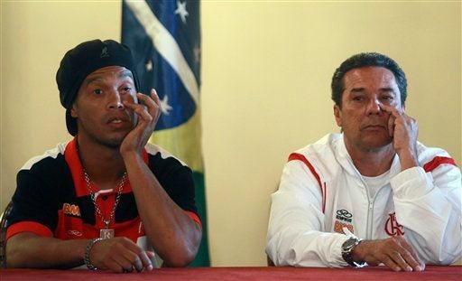 La llegada de Ronaldinho a Sucre el martes causó una algarada de sus aficionados. FOTO: AP