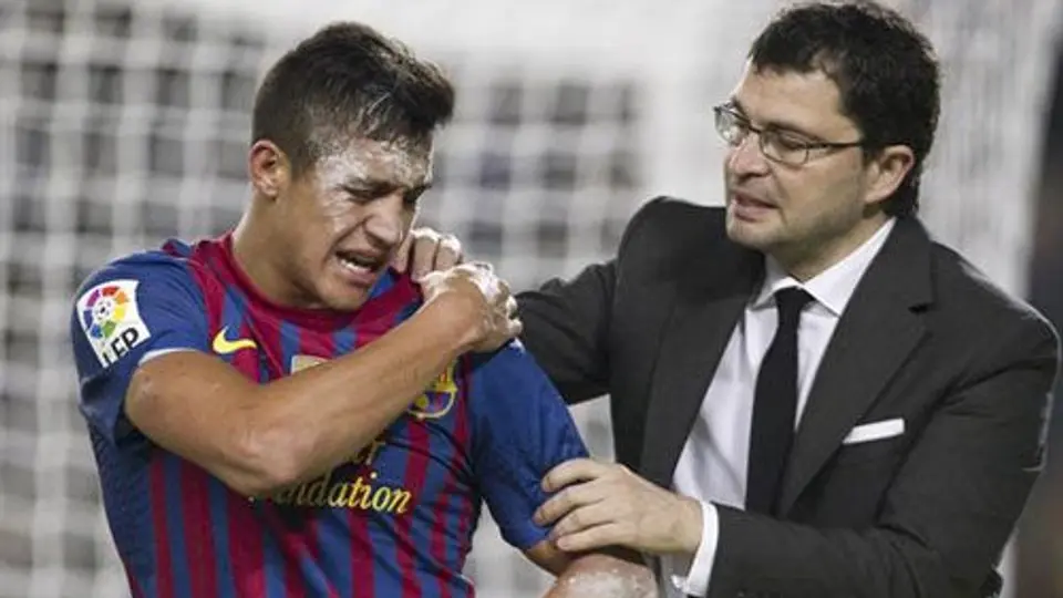 Alexis estaría hasta quince días fuera por esguince en clavícula