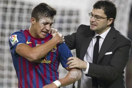 Alexis estaría hasta quince días fuera por esguince en clavícula