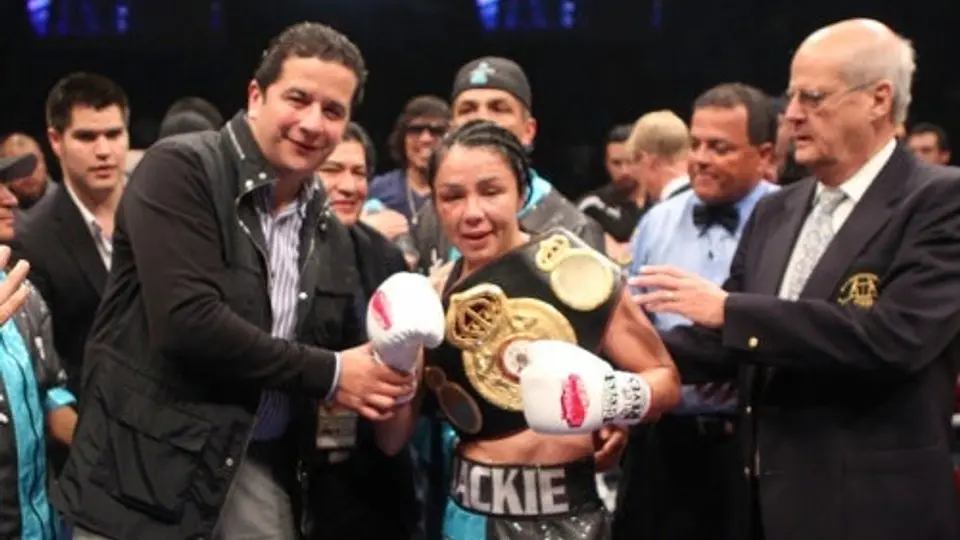 Jackie Nava conquista el título Supergallo AMB