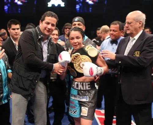 Jackie Nava conquista el título Supergallo AMB