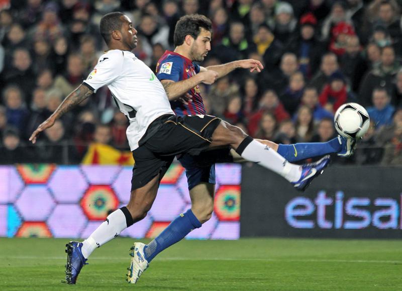 Se luchó en cada parte del campo. FOTO: EFE