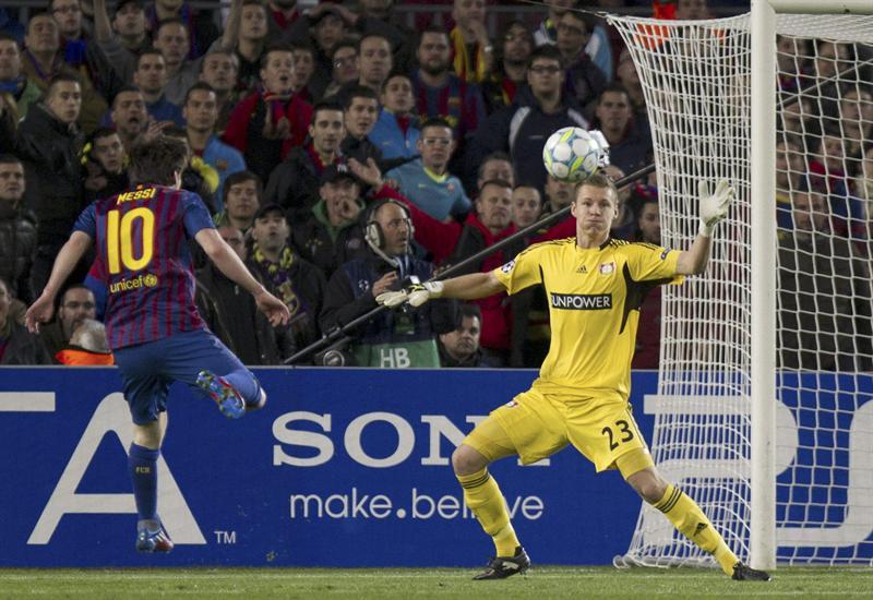 Messi supera al portero del Leverkusen. FOTO: EFE