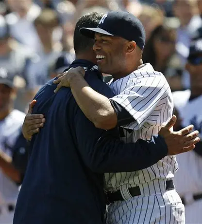 Posada realizó lanzamiento honorario en juego de Yanquis