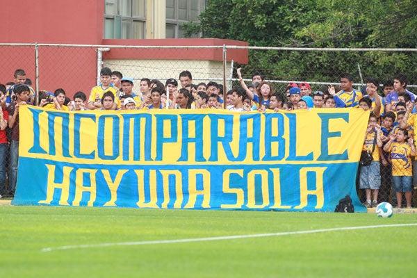 Las mantas de apoyo aparecieron en la cancha. FOTO: JOEL BRAVO
