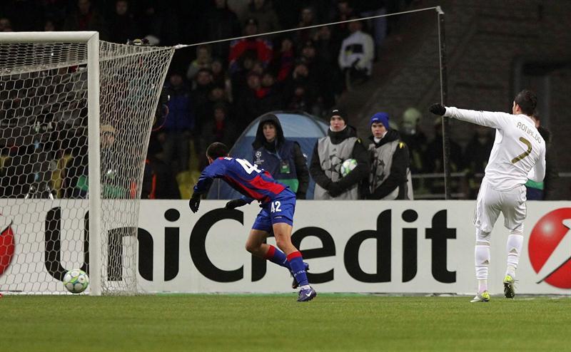 Cristiano Ronaldo se adelanta frente a la portería del CSKA. FOTO: EFE