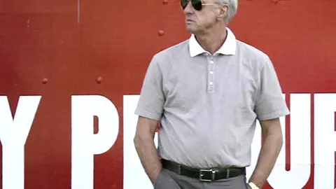 Cruyff explica que el pasto natural es mejor para su futbol