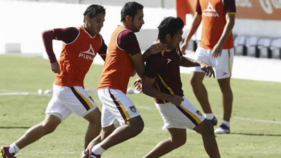 Gilberto Adame dirige el entrenamiento de Estudiantes