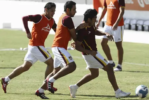 Gilberto Adame dirige el entrenamiento de Estudiantes