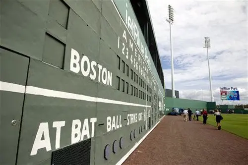 Reportan incendio en Fenway Park