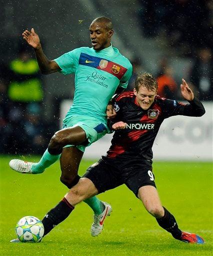 Andre Schuerrle pelea el esférico con Eric Abidal. FOTO: AP