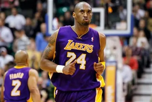 En tiempo suplementario, Lakers derrota 90-87 al Jazz
