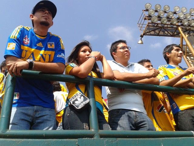 La gente observaba los movimientos de su equipo. FOTO: ISRAEL MARTÍNEZ