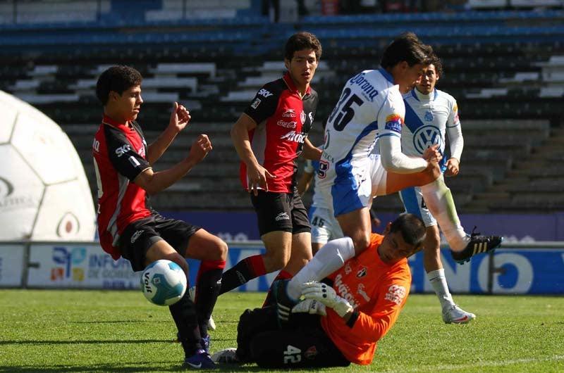 Con diez hombres los Zorros logran mantener el empate. FOTO: MEXSPORT