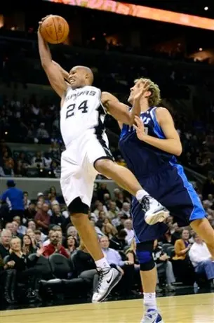 San Antonio vapulea 93-71 a Dallas