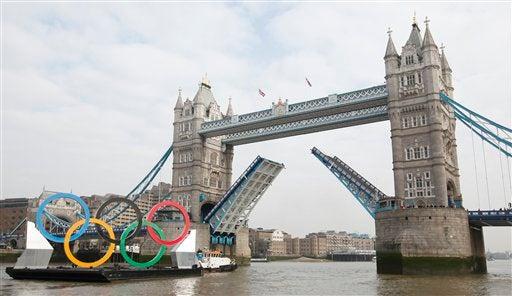 Los anillos olímpicos lucieron sobre el Támesis en Londres. FOTO: EFE