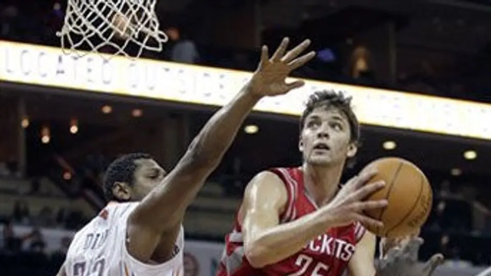Rockets derrotan 82-70 a Bobcats y rompen racha negativa