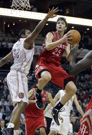 Rockets derrotan 82-70 a Bobcats y rompen racha negativa