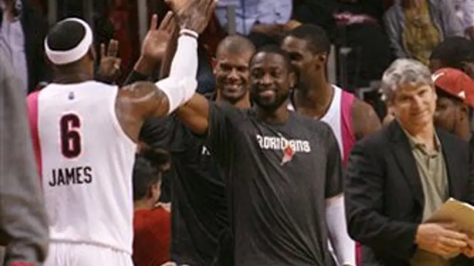 El Heat hilvana 15 victorias en casa tras apalear a los Mavericks