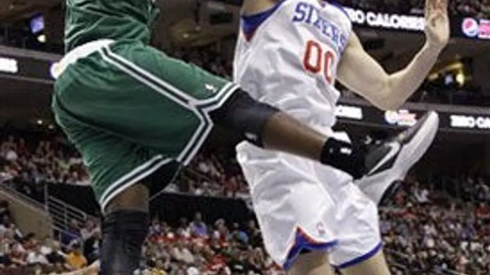 Boston cae ante Filadelfia que sigue líder