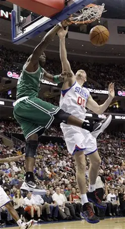 Boston cae ante Filadelfia que sigue líder