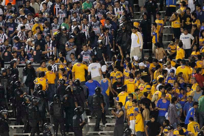 Los seguidores resguardados por un fuerte dispositivo de seguridad. FOTO: RÉCORD