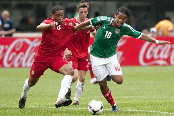 Dos Santos disputando el esférico l MEXSPORT