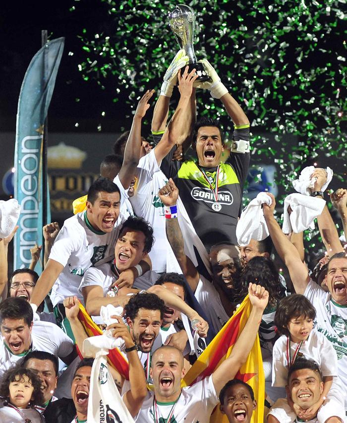 Oswaldo Sánchez levanta el trofeo | EFE