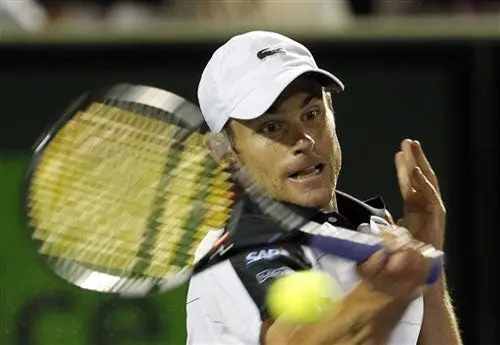 Roddick sorprende a Federer y avanza en Miami