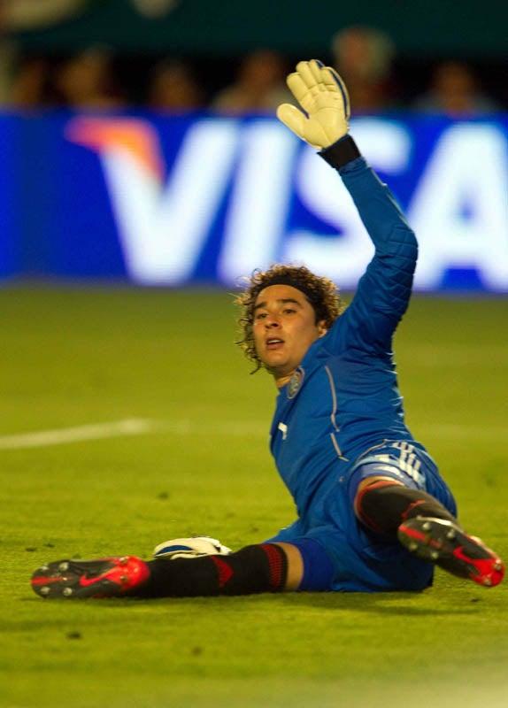 En el encuentro amistoso, Ochoa fue derrotado por Radamel y Cuadrado.  FOTO: MEXSPORT