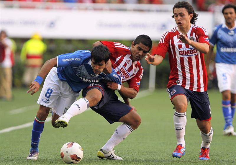 Ponce y Arellano pelean por el balón. FOTO: EFE