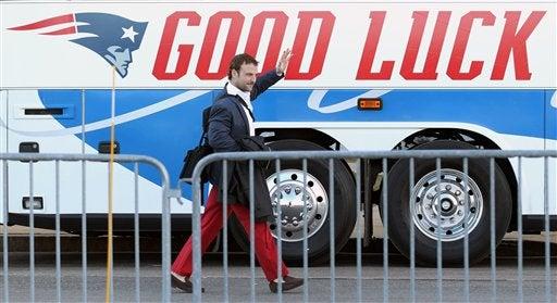Wes Welker saluda a los fans al subir a su transporte. FOTO: AP