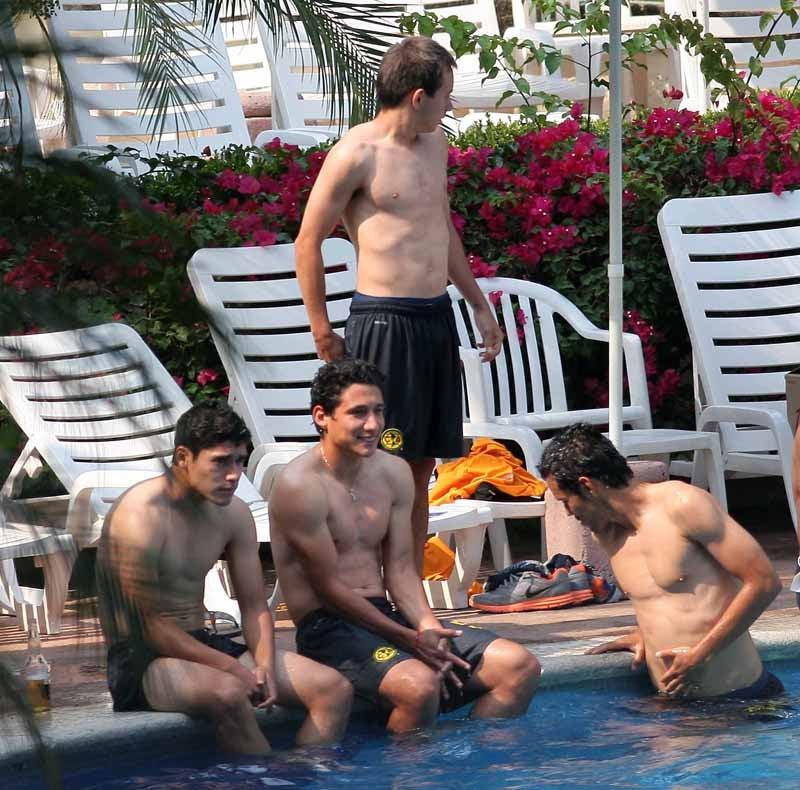 Los jugadores trotaron al llegar al hotel para después disfrutar de la alberca. FOTO: CHRISTIAN FAURE