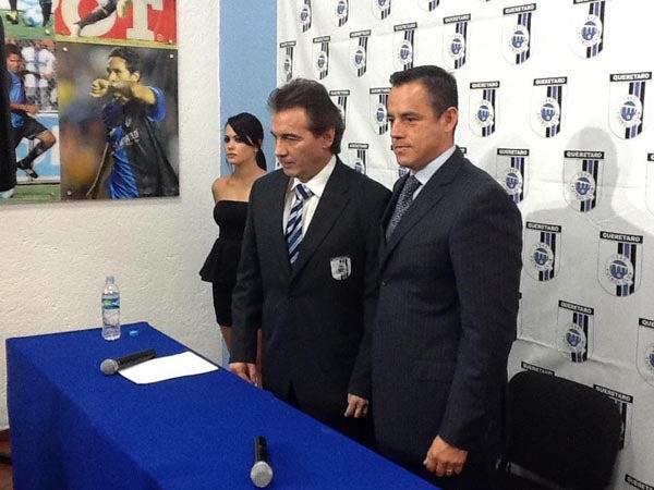 Carlos de los Cobos es presentado como nuevo técnico del Querétaro | Cortesía Gallos Blancos