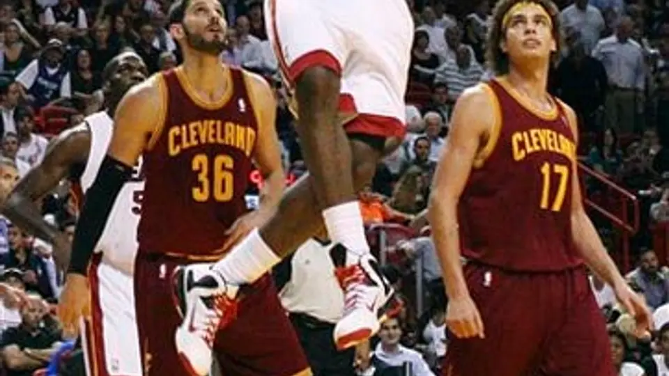 LeBron James comandó el triunfo de Miami sobre Cavaliers