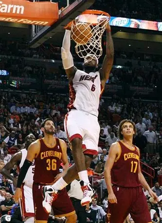 LeBron James comandó el triunfo de Miami sobre Cavaliers