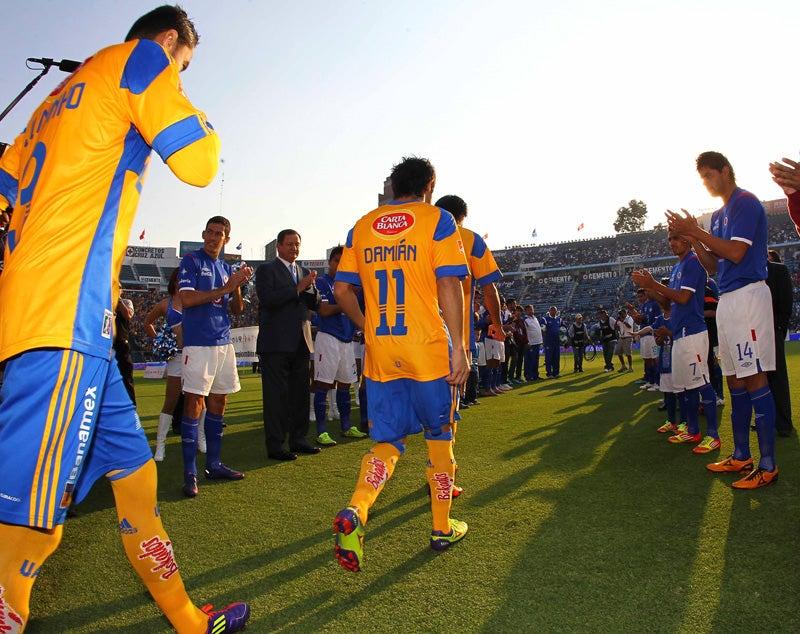 Cruz Azul hizo el tradicional pasillo al Campeón del Apertura 2011. FOTO: BERNARDO MALDONADO.
