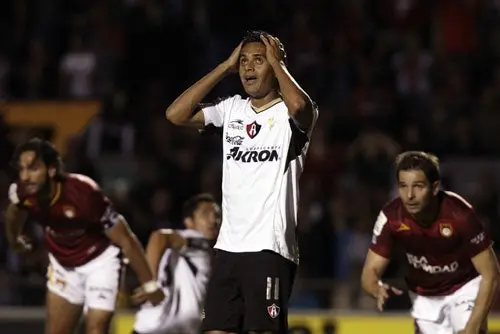 Atlas deja ir la victoria en el debut de Eugui con Estudiantes