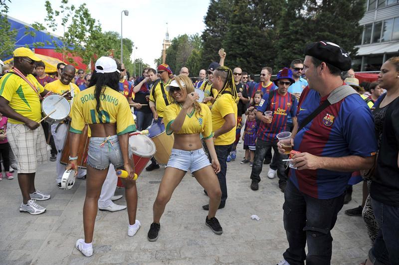La samba no faltó en los alrededores del Vicente Calderón| EFE